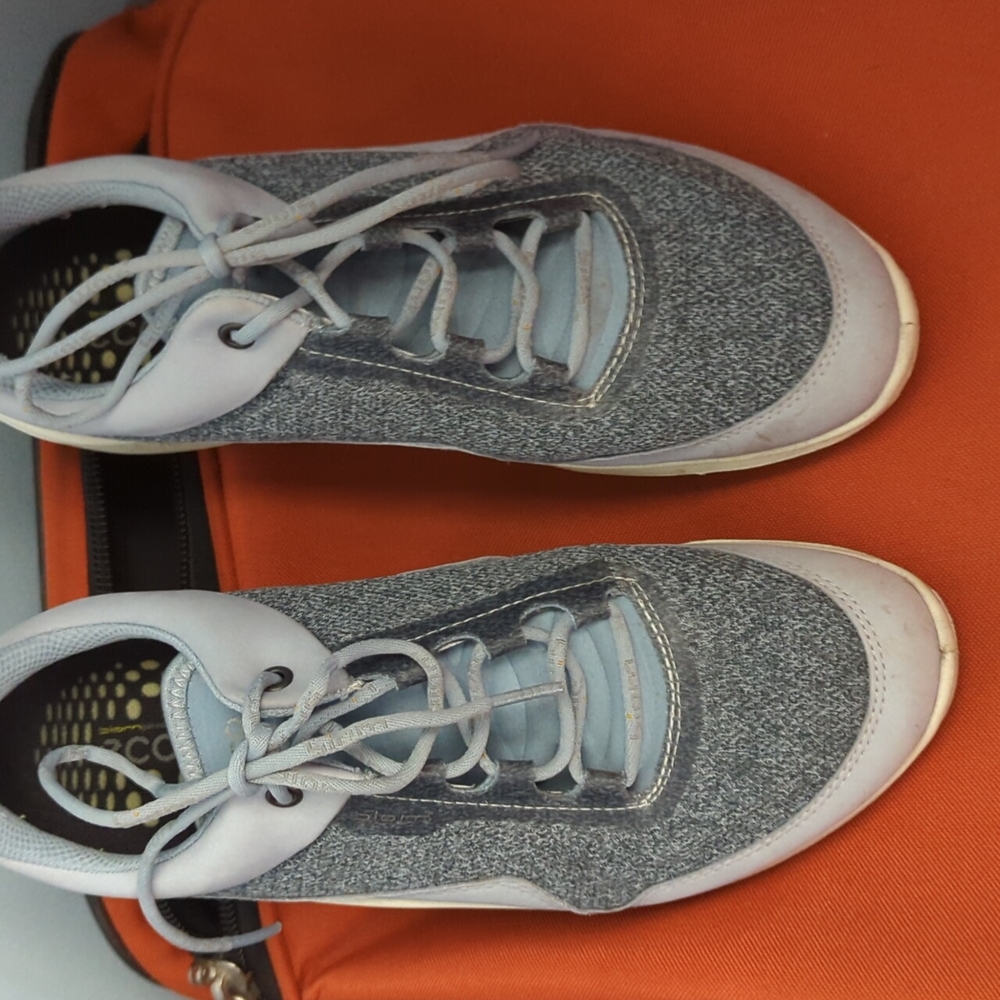 Walking sneakers